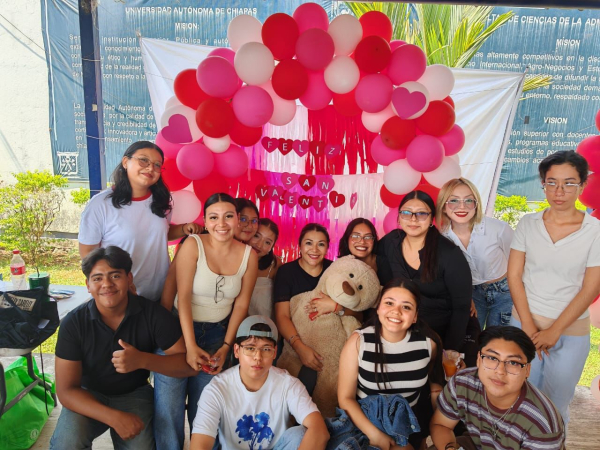Estudiantes de la Facultad de Ciencias de la Administración C - IV, se reunieron para participar en la actividad: “Celebrando el amor”,