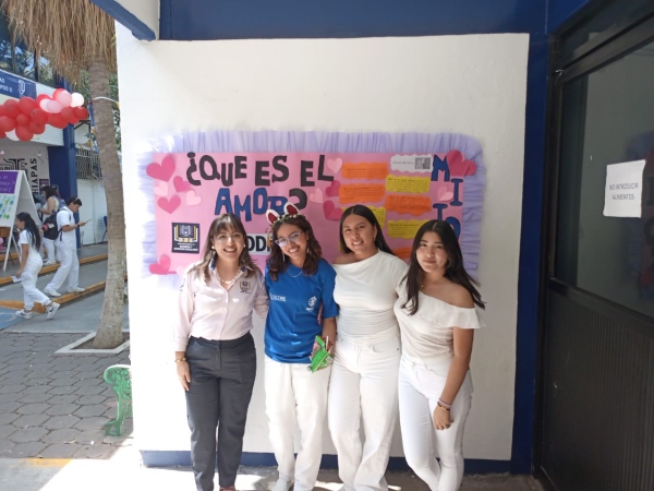 Estudiantes de la Facultad de Medicina Humana C-II participaron hoy en la creación del mural “Los mitos del amor romántico”