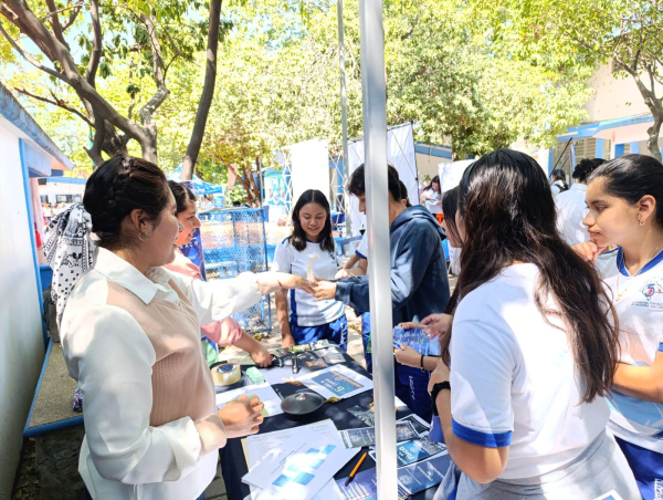 La UNACH dio a conocer la oferta académica presencial y a distancia en la Preparatoria Número 5 de Tuxtla Gutiérrez