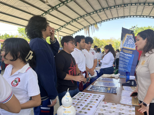 A invitación de la Escuela Preparatoria Villaflores, la Universidad Autónoma de Chiapas participó en la Feria Profesiográfica