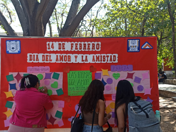 Estudiantes de la Facultad de Arquitectura C-I, participaron en la actividad &quot;Las formas del amor&quot;