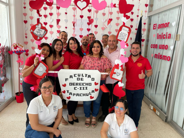 Particiapando en la actividad “El amor inicia con uno mismo” en la Facultad de Derecho, C-III